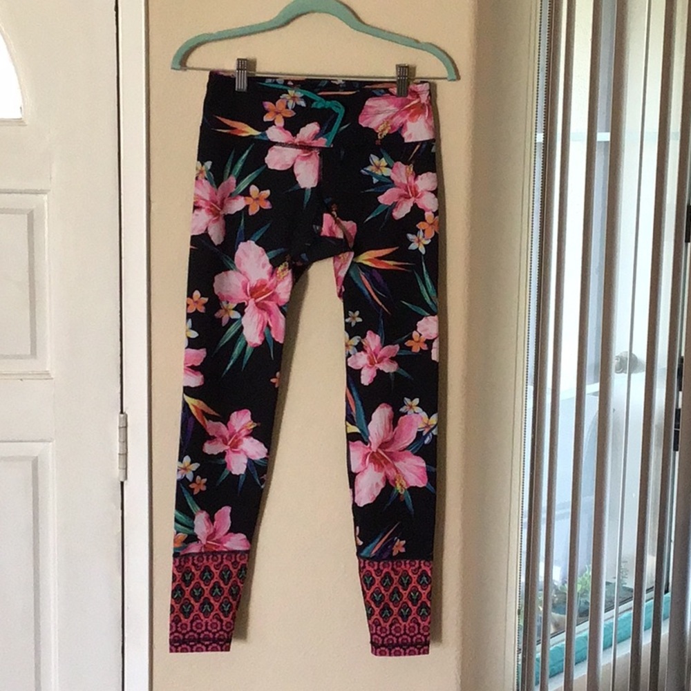Old Navy go-dry hibiscus pattern leggings EUC SZ M